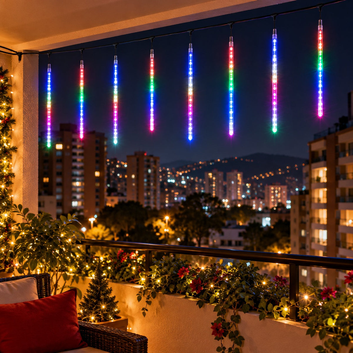 Luces lluvia de meteoritos tubo LED multicolor en un balcón navideño de noche