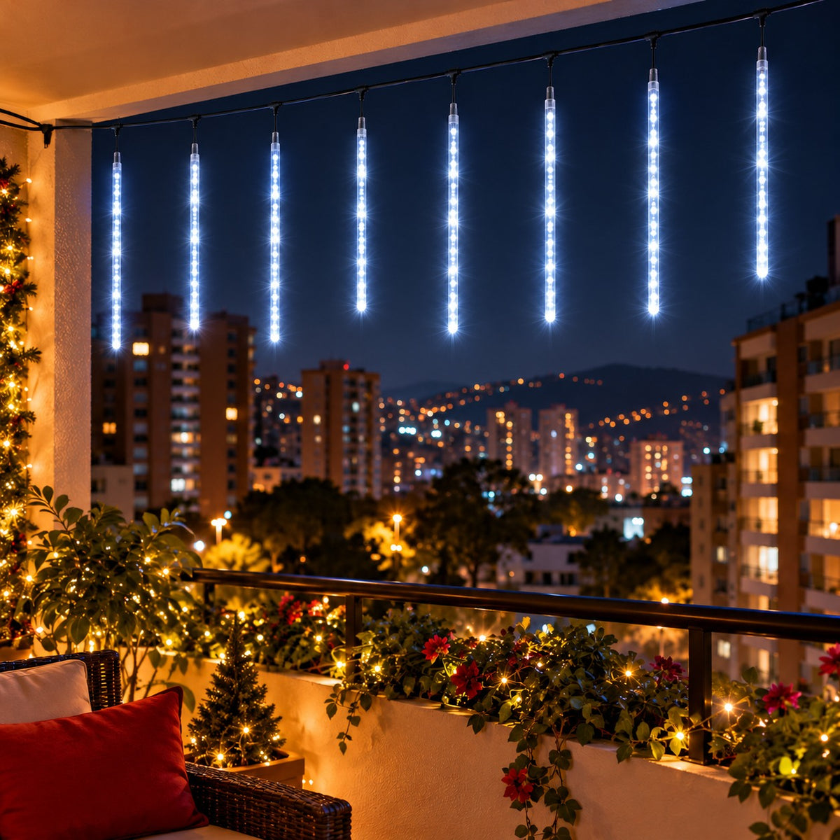 Luces lluvia de meteoritos tubo LED de luz blanca fría en un balcón navideño de noche